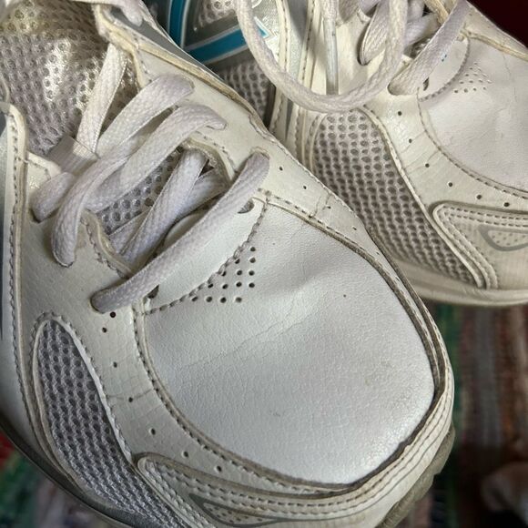 New Balance Women’s White and Blue Sneakers Size 8.5 - Picture 11 of 15